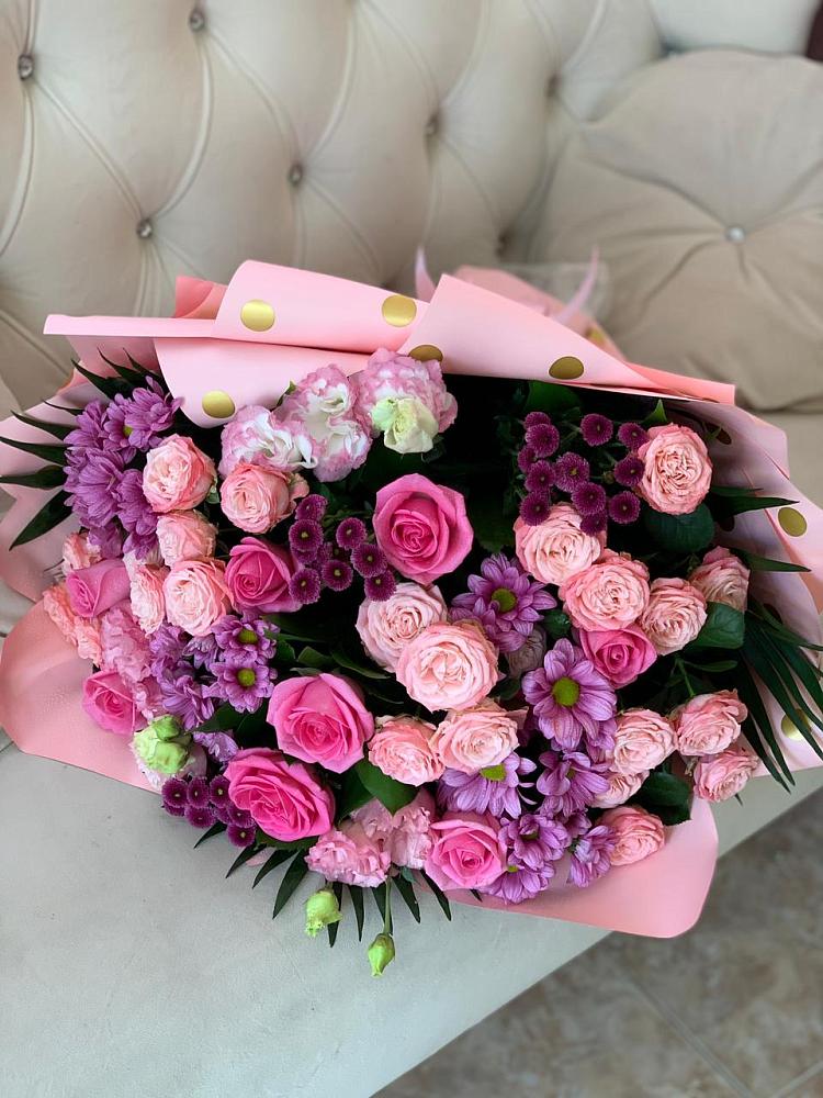 Букет цветов из: Хризантемы, Розы и Лизиантусы в Каргате