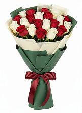 Букет Микс из красных и белых роз в Каргате