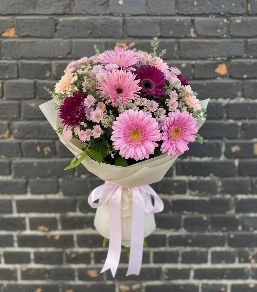 Букет цветов из: Герберы и Хризантемы в Каргате