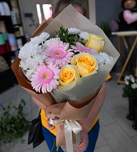 Букет цветов из:  Герберы, Розы и Хризантемы в Каргате