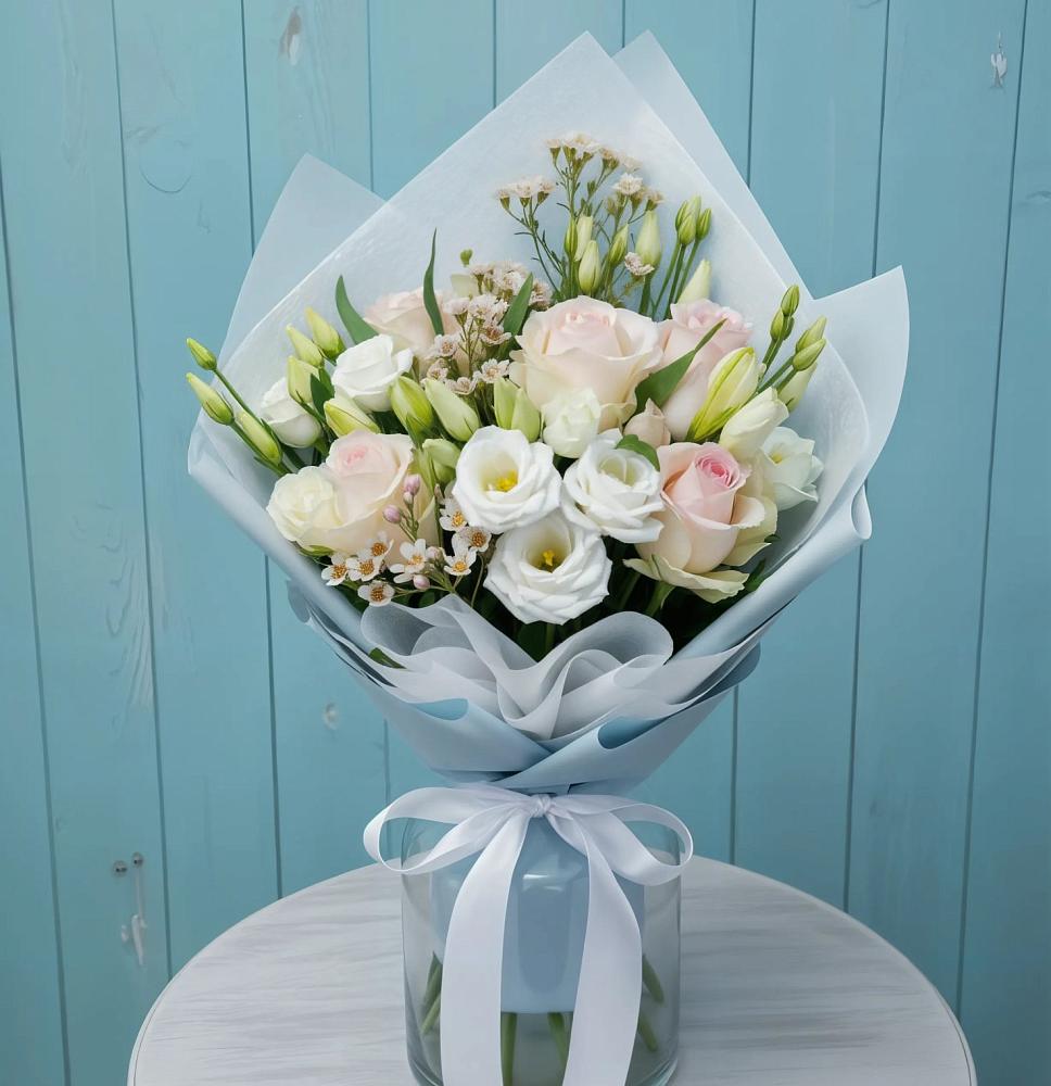 Букет цветов из: Розы и Лизиантусы в Каргате