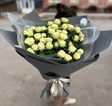 Букет Белые кустовые розы Солинеро в Каргате
