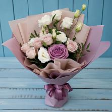 Букет цветов из:  Розы и Лизиантусы в Каргате