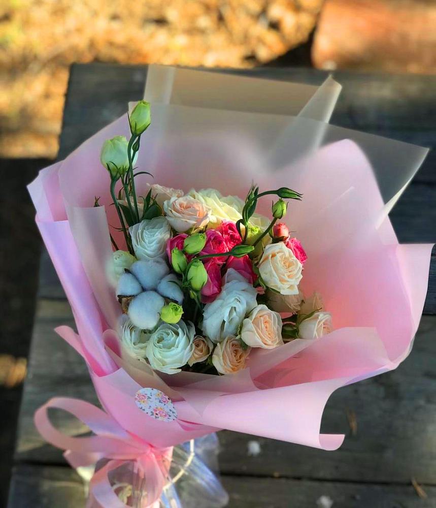 Букет цветов из: Розы и Лизиантусы в Каргате