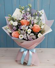 Букет цветов из:  Лизиантусы, Розы, Альстромерии и Гипсофила в Каргате