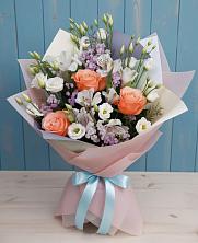 Букет цветов из:  Лизиантусы, Розы, Альстромерии и Гипсофила в Каргате