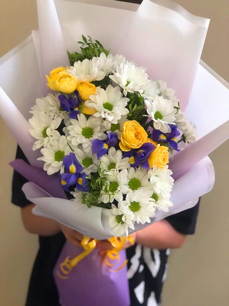 Букет цветов из: Ирисы, Хризантемы и Розы в Каргате