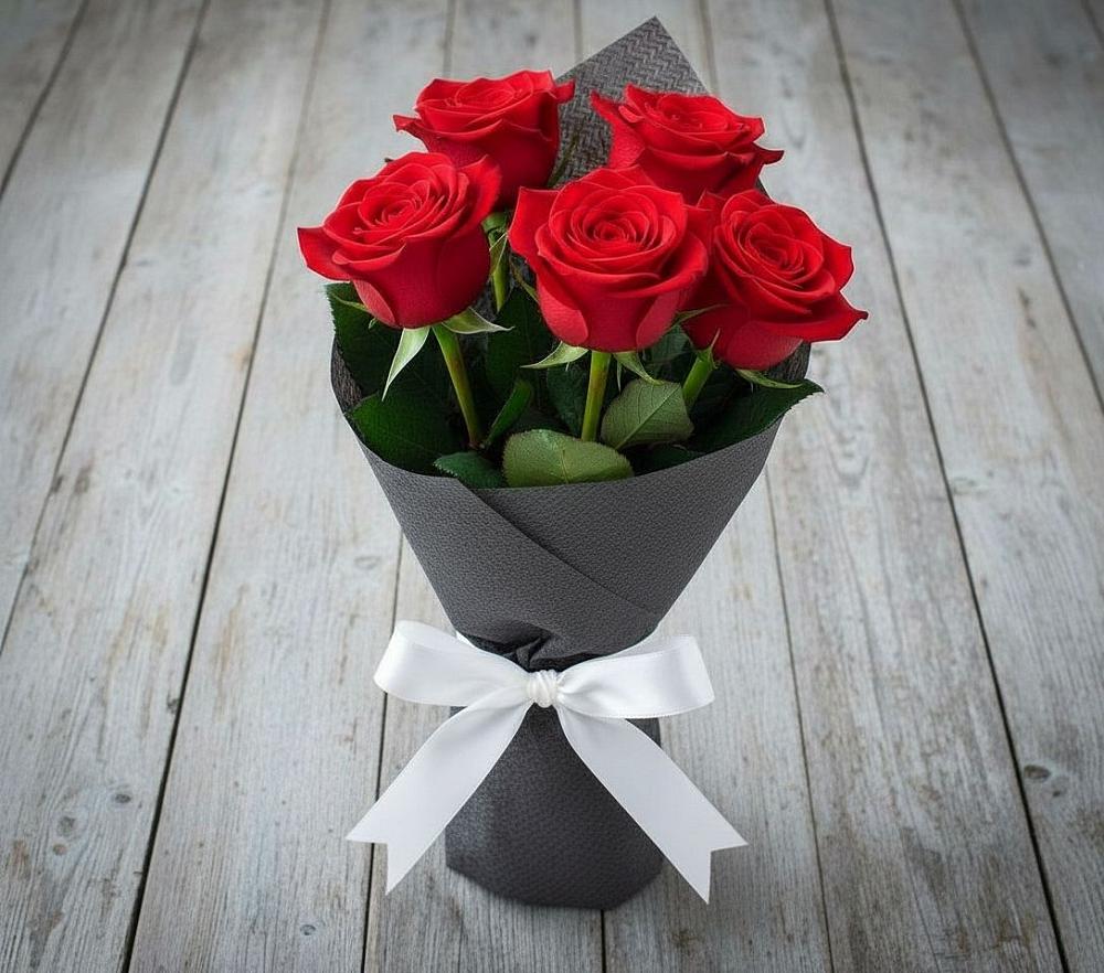 Букет 5 Красных роз Эдлесс Лав в Каргате