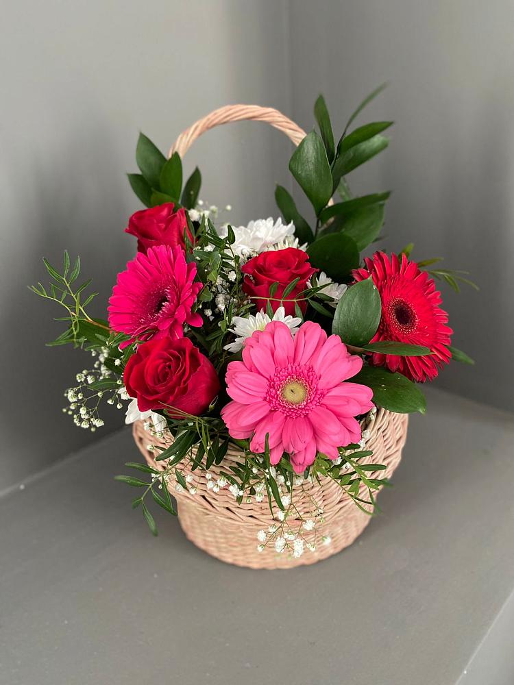 Цветочная композиция из Розы, Хризантемы и Герберы в корзине в Каргате