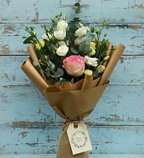 Букет цветов из:  Розы и Лизиантусы в Каргате