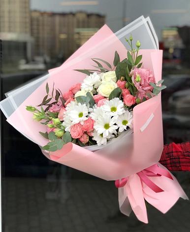 Букет цветов из: Розы, Лизиантусы и Хризантемы в Каргате