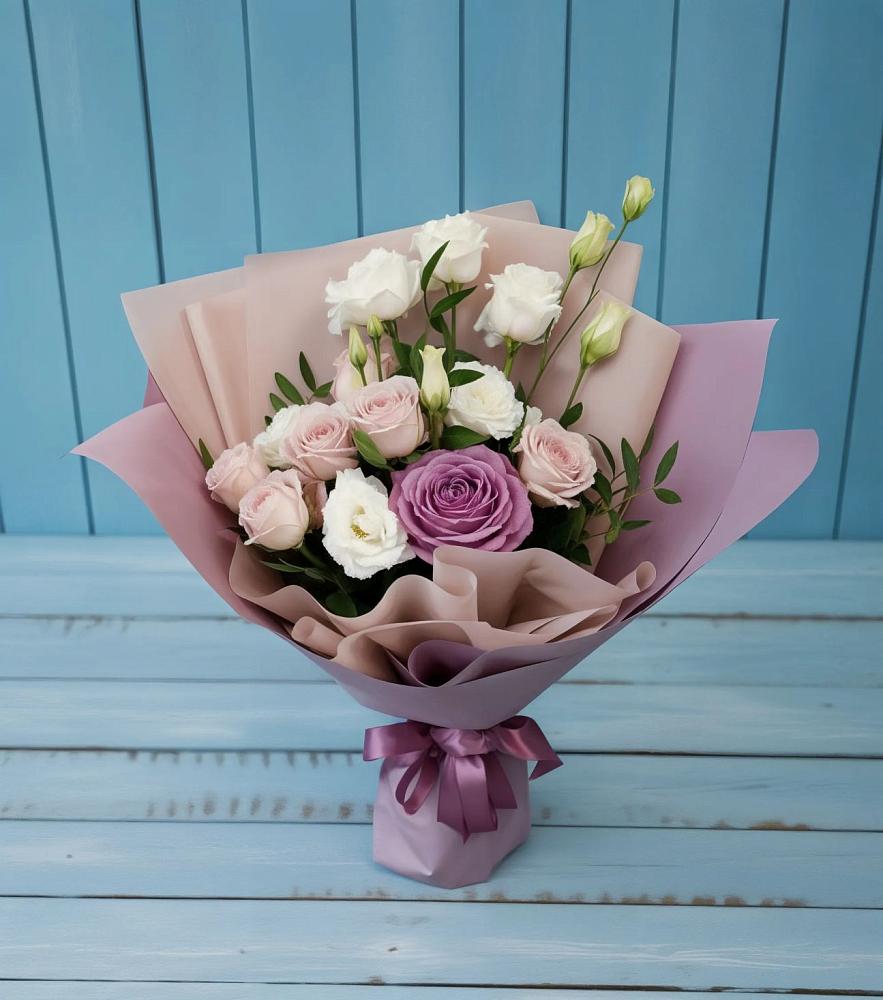 Букет цветов из: Розы и Лизиантусы в Каргате